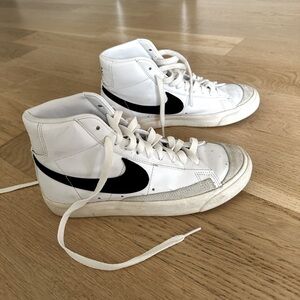 NIKE WOMANS 8 BLAZERS